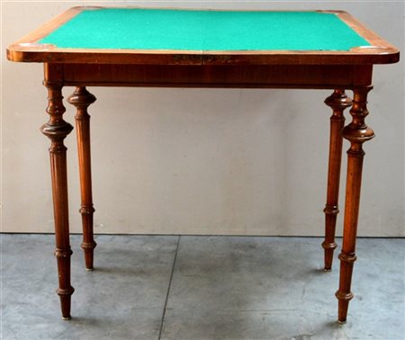 Tavolo da gioco con piano apribile e scorrevole rivestito in panno verde. Gambe