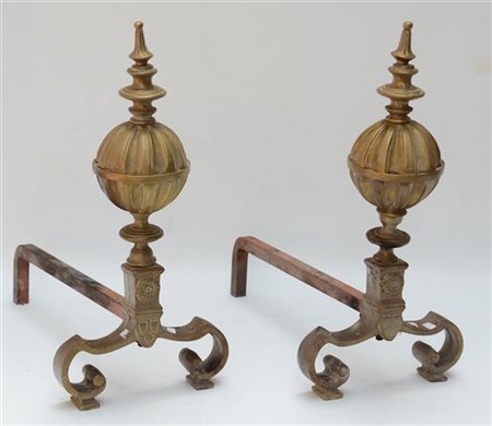 Coppia di alari in bronzo e ghisa con puntali torniti e decorati alla base da m