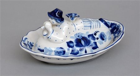 Manifattura russa. Burriera in porcellana decorata nei toni del blu a motivi ve