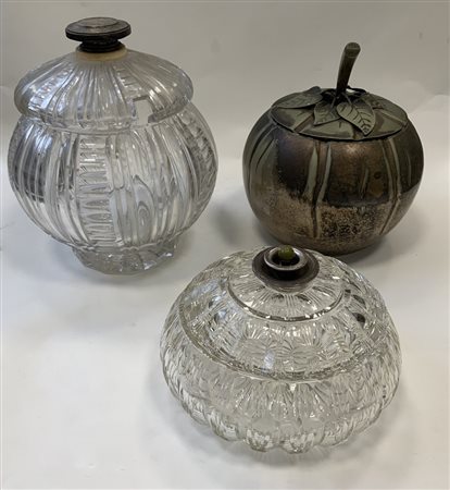 Lotto composto da due contenitori con coperchio in cristallo molato e prese in