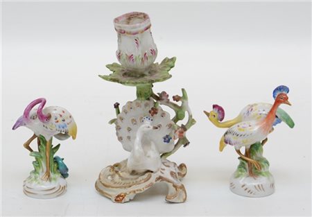 Manifatture diverse. Lotto composto da un candeliere e due fenicotteri in porce