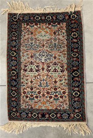 Tappeto Sarouk, Persia, secolo XX. Decoro a giardino su fondo bianco. (Difetti)