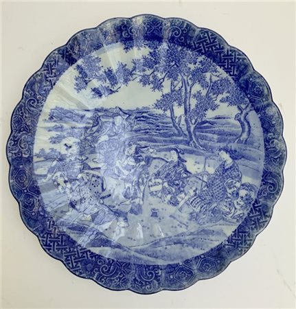 Piatto decorativo in porcellana con profilo polilobato dipinto con scena conviv