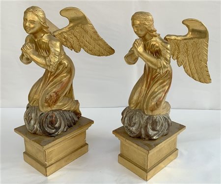 Coppia di sculture in legno, dorato e argentato, raffigunati angeli oranti ingi