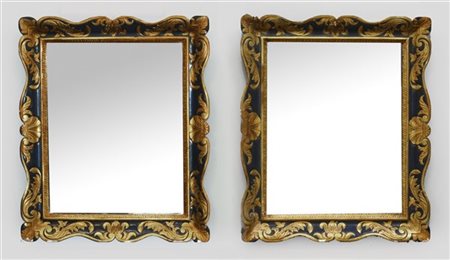 Coppia di specchiere con cornici di forma sagomata in legno intagliato, laccato