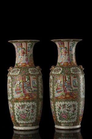 Coppia di vasi cantonesi in porcellana Famiglia Rosa decorati a riserve con fig