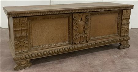 Cassapanca con fronte riquadrato e scolpito a cartiglio e motivi vegetali, pied