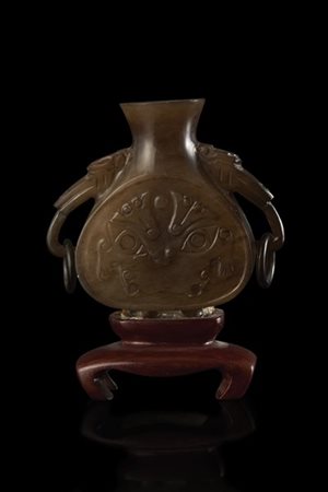 Piccolo vasetto biansato con anelli in quarzo, base in legno (difetti)
Cina, se