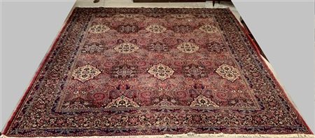 Tappeto Kohrassan, Persia, secolo XX. Decoro all over con piccoli medaglioni e