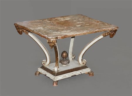 Tavolino da salotto in legno laccato e dorato, montanti curvi terminanti con te