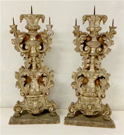 Coppia di portaceri a tre fiamme in legno scolpito e argentato con supporto in