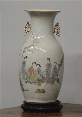 Vaso biansato in porcellana bianca con decoro a figure femminili policrome in g