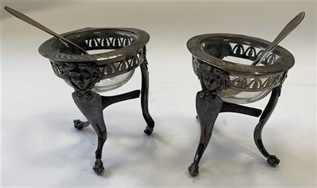 Coppia di salierine tripodi in argento decorate a palmette e mascheroni nella f