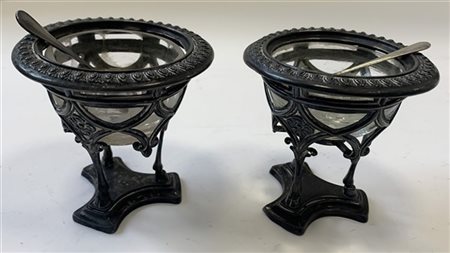 Coppia di salierine tripodi in argento con ghiera decorata a baccellature e vas