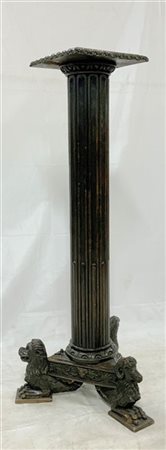 Colonna portavaso in legno intagliato e scolpito con fusto scanalato e base tri