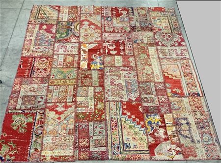 Tappeto Patchwork composto da vari frammenti di tappeti d’epoca assemblati. (cm