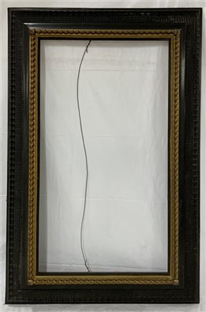 Cornice in legno intagliato, ebanizzato e parzialmente dorato (luce cm 123x70,