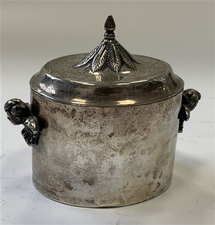 Zuccheriera in argento a corpo liscio con anse a guisa di cherubini e presa del