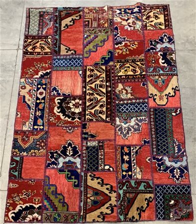 Tappeto Patchwork composto da vari frammenti di tappeti d’epoca assemblati. (cm