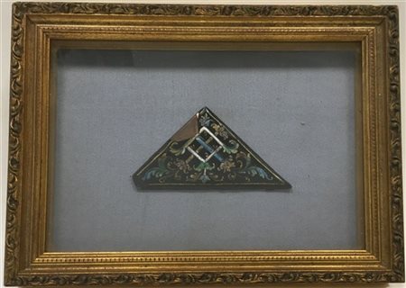 Antico fregio triangolare in rame smaltato a motivi fogliacei (cm 12,5x7) in co