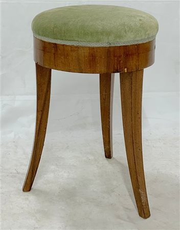 Sgabello del secolo XIX con seduta in velluto verde (difetti)