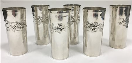 Gruppo di sei bicchieri in argento sterling con fasce sbalzate a rami di rose.