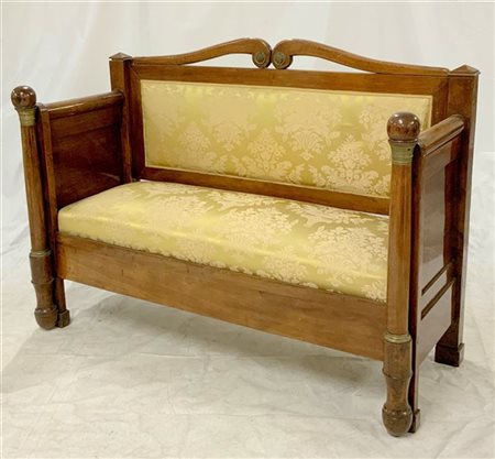 Divanetto a due posti con montanti anteriori a colonne tornite e guarnizioni in
