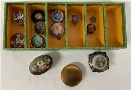 Lotto composto da dodici tra scatoline e portapillole in materiali diversi (dif