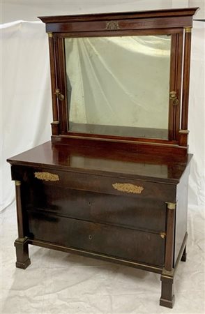 Cassettone lastronato con due cassetti grandi ed uno piccolo sotto il piano, co