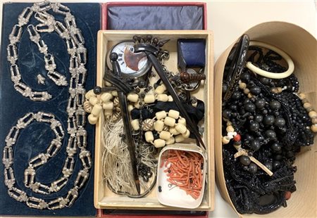 Lotto composto da tre scatole contenenti bigiotteria varia, una moneta e un oro