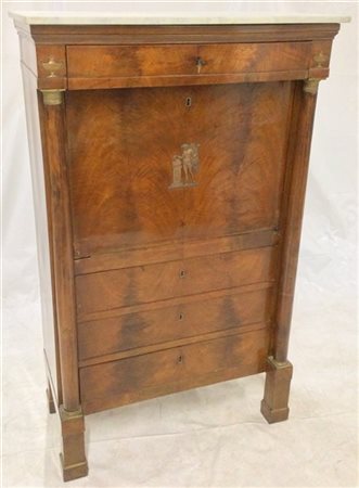 Secretaire lastronato in noce a quattro cassetti con colonne laterali, sportell