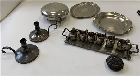Lotto in argento composto da: tre vassoietti, sei piccoli boccali, una coppia d