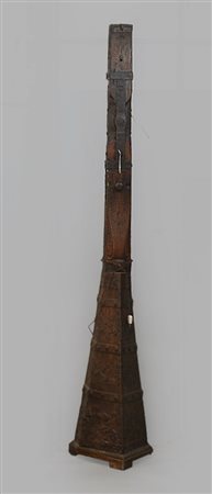 Lampada da terra con fusto in legno ricavato dal timone di un carro (h cm 240)