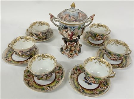 Manifattura di Capodimonte. Servizio da tè in porcellana policroma decorata da