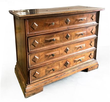 Canterano in noce a quattro cassetti di cui quello superiore a ribalta, celante