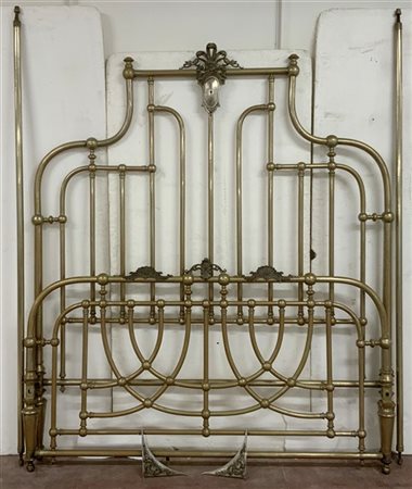 Letto matrimoniale in ottone argentato con testata e pediera decorata a colonne