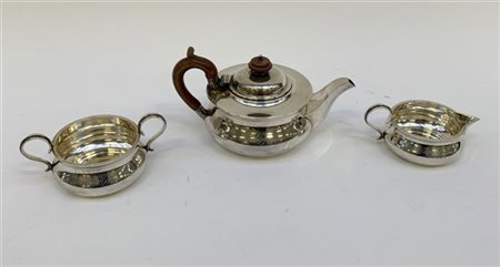 Servizio da te composto da una teiera in argento liscio a corpo bombato, una zu