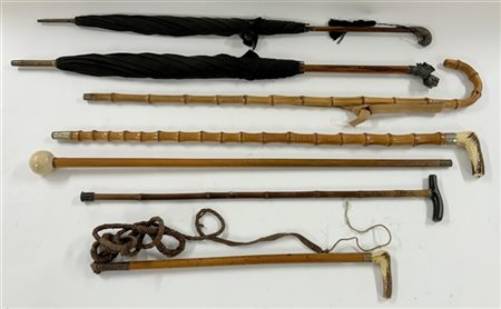 Lotto composto da due ombrelli, quattro bastoni da passeggio e un frustino con