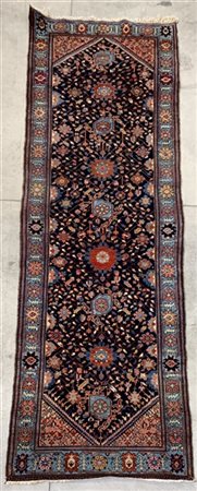 Tappeto Bachtiari, Persia, Secolo XX. Decoro con piccoli medaglioni su fondo bl