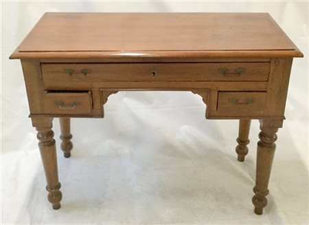 Piccolo scrittoio a tre cassetti, gambe tornite (cm 105x79x53) (difetti)
