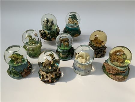 Gruppo di nove boules de neige a tema naturalistico, vetro e resina policroma (