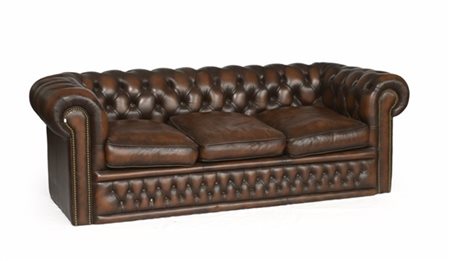 Divano "Chesterfield" a tre posti rivestito in pelle, allegato certificato di G