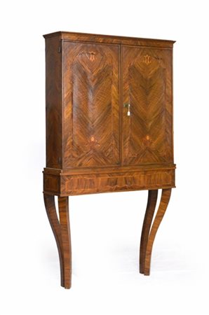 Console con alzata; parte superiore a due ante lastronate in legni vari, filett