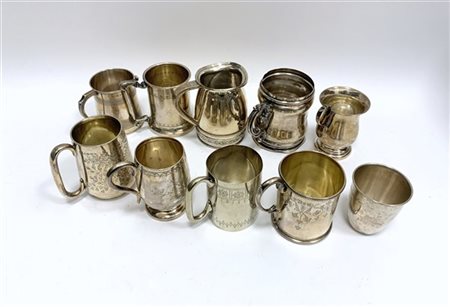 Lotto di otto piccoli boccali ed un bicchiere in argento di epoca e decori dive