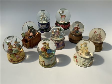 Gruppo di nove boules de neige di differenti soggetti, vetro e resina policroma