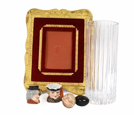 Lotto composto da un vaso in cristallo, una cornicetta in legno dorato, due pic