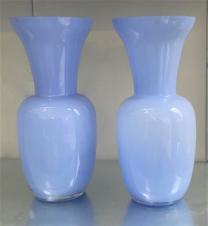 Lotto di due vasi a balaustro in vetro opaco azzurro (h cm 35)
