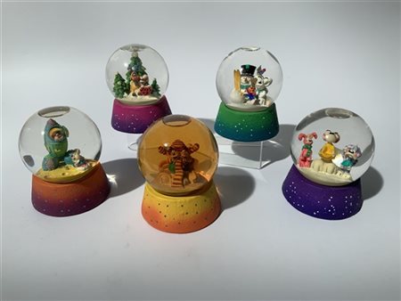 Gruppo di cinque boules de neige a tema Diddl di Thomas Goletz. Vetro e resina