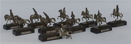 Lotto di dieci soldatini a cavallo in metallo argentato e cesellato inerenti al