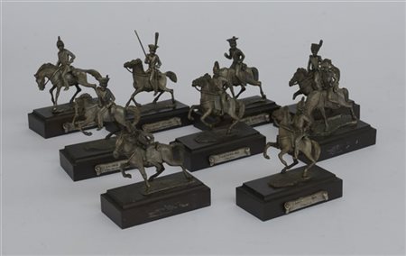 Lotto di nove soldatini a cavallo in metallo argentato e cesellato inerenti al